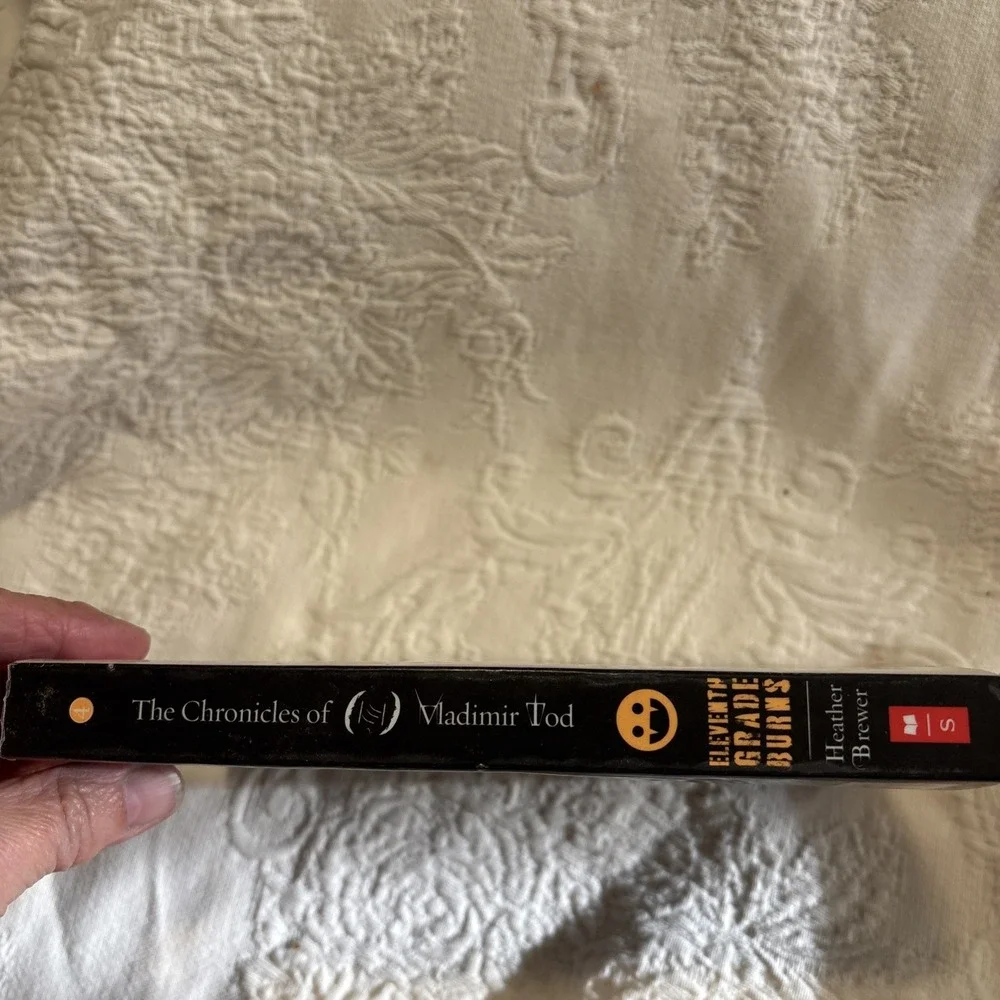 Eleventh grade Burns (The Chronicles of Vladimir Tod) - Paperback - GOOD